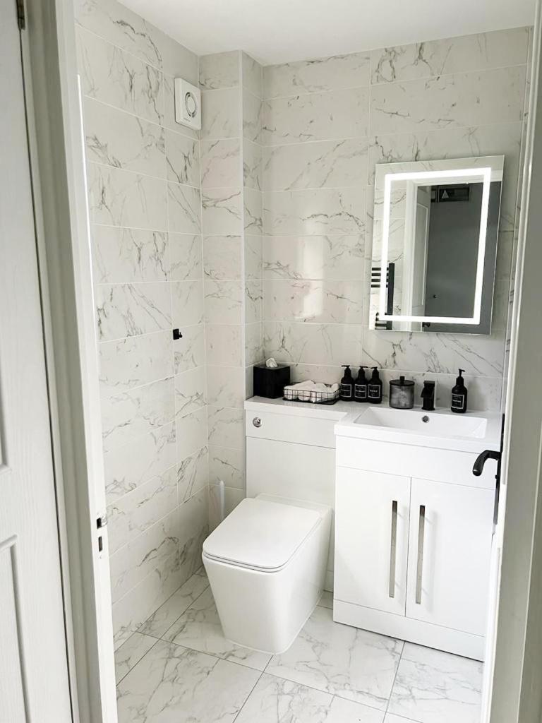 Beautiful Apartment In Beckton With Private Entrance And Garden ลอนดอน ภายนอก รูปภาพ